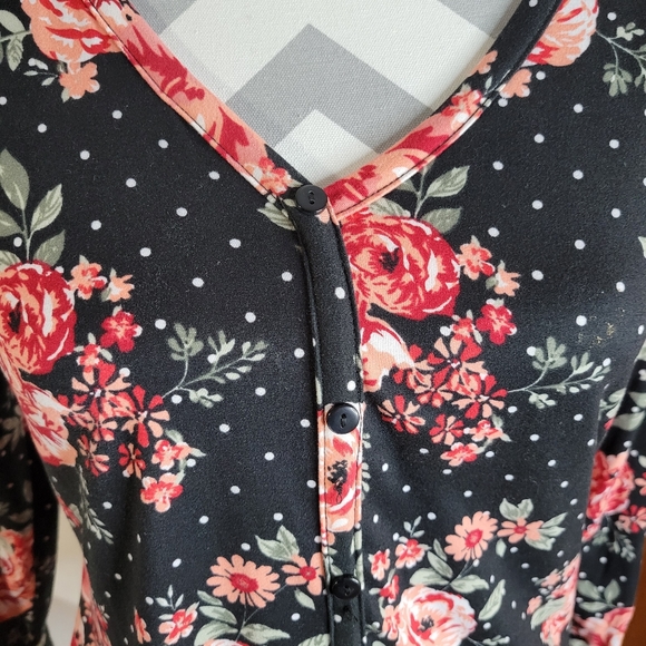 Womans no boundaries Floral and Black Knit top Tie front Lace Back Size Small - Picture 9 of 13